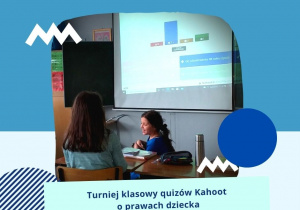 Uczennice zaznaczają odpowiedzi w telefonie podczas klasowego turnieju quizów Kahoot. W tle widać ekran z odpowiedziami.